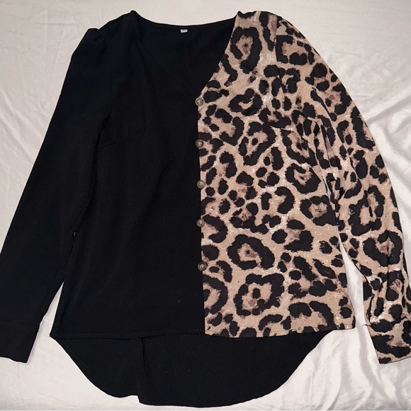 Small long sleeve split leopard print and black blouse - Picture 3 of 5